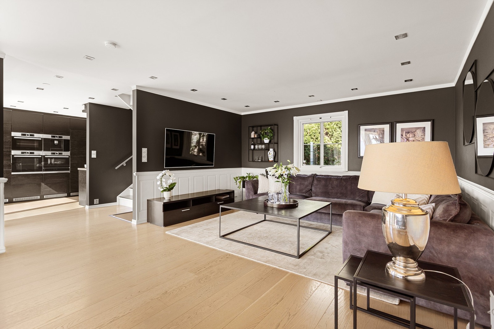 Stuen og kjøkkenet ligger i en delvis åpen løsning og dekker hele arealet i andre etasje. Galleribilde