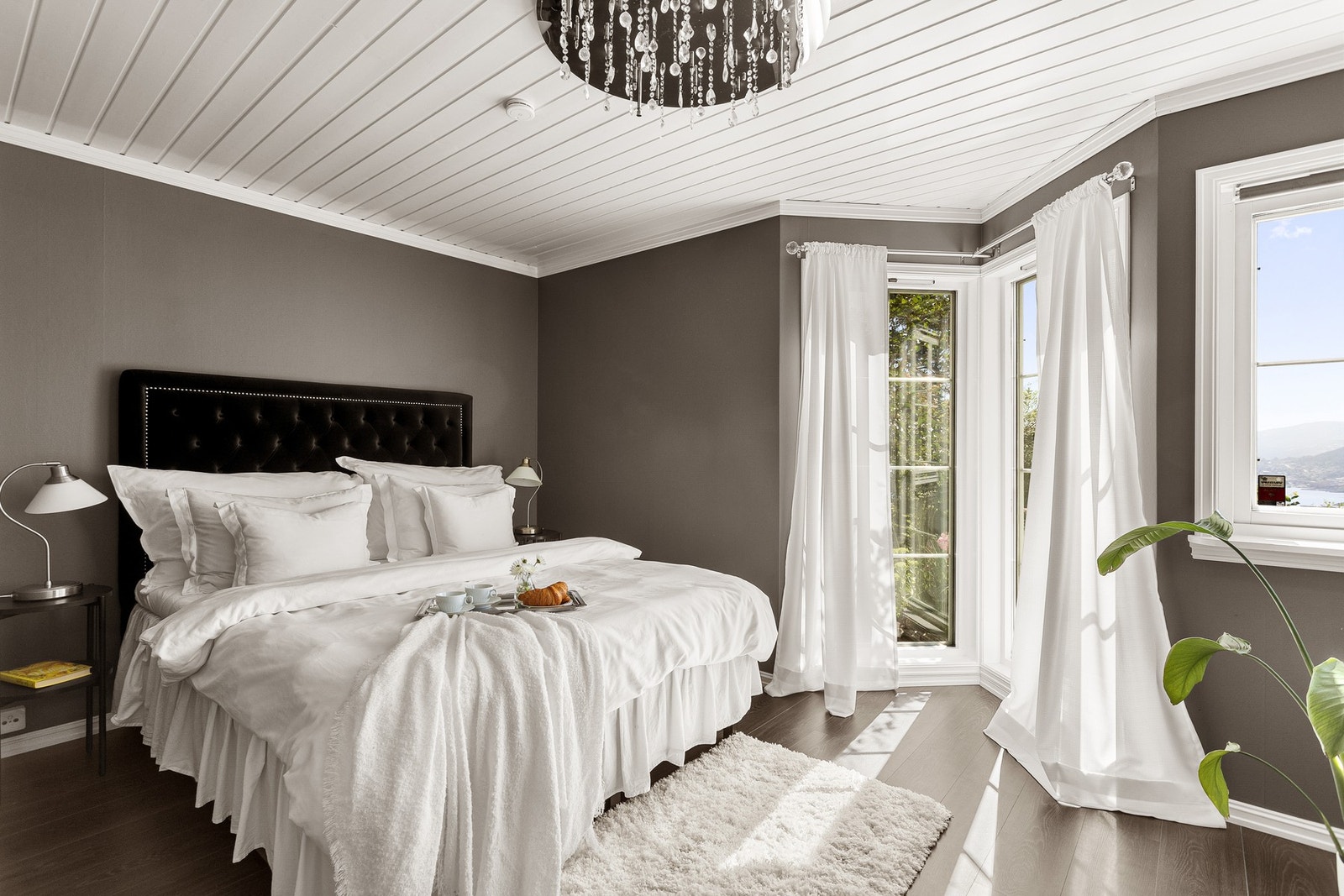 Eneboligen har hele fire gode soverom, der tre ligger i første etasje og det fjerde er etablert på loftet. Galleribilde