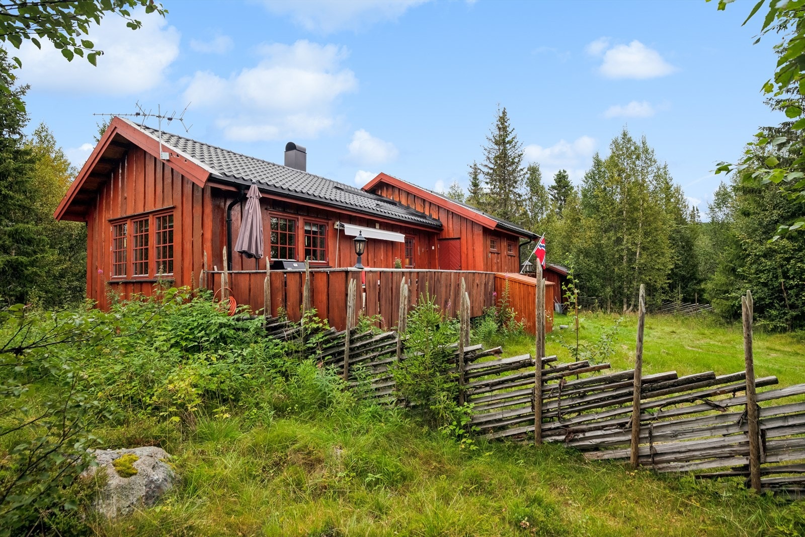 Like utenfor hytteveggen er det fantastiske turområder enten man er glad i fotturer, bærplukking, fisking eller ski. Galleribilde