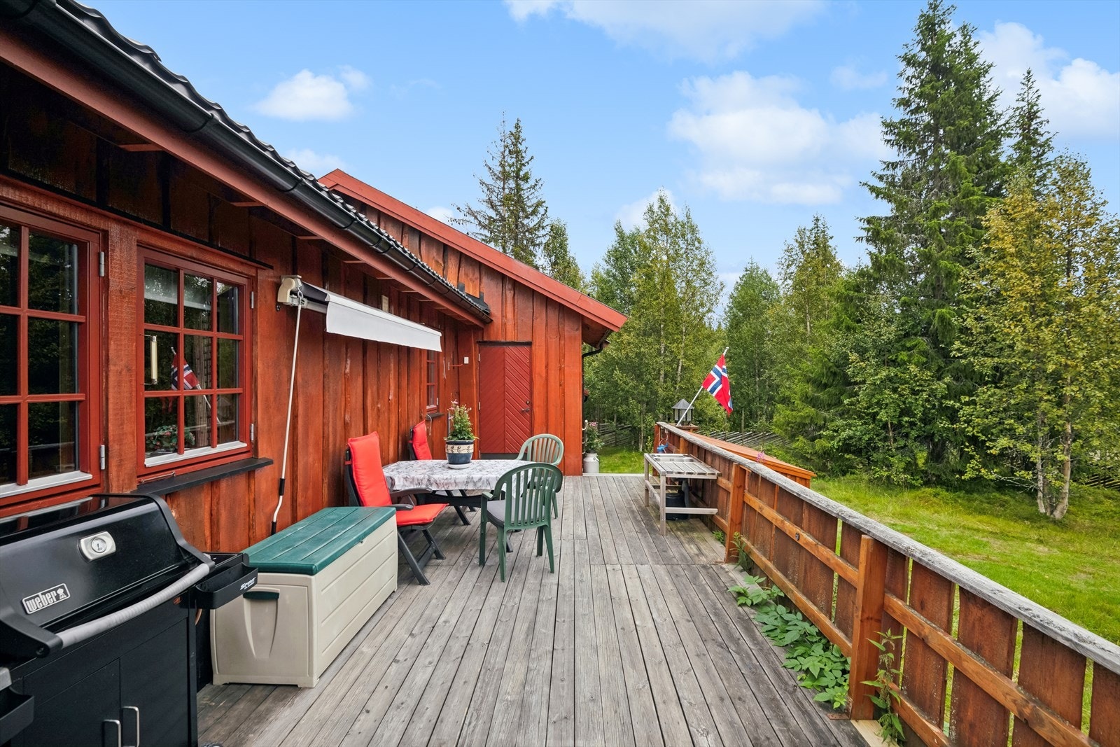 Stor terrasse hvor du kan nyte gode solforhold og fint utsyn. Galleribilde