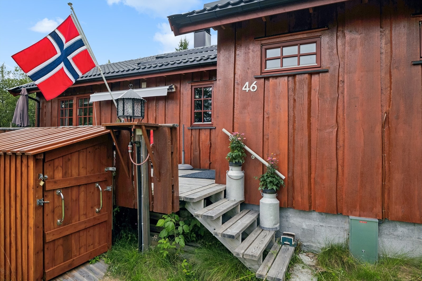 Hytta har et hyggelig inngangsparti med terrasse som ønsker deg velkommen inn. Galleribilde