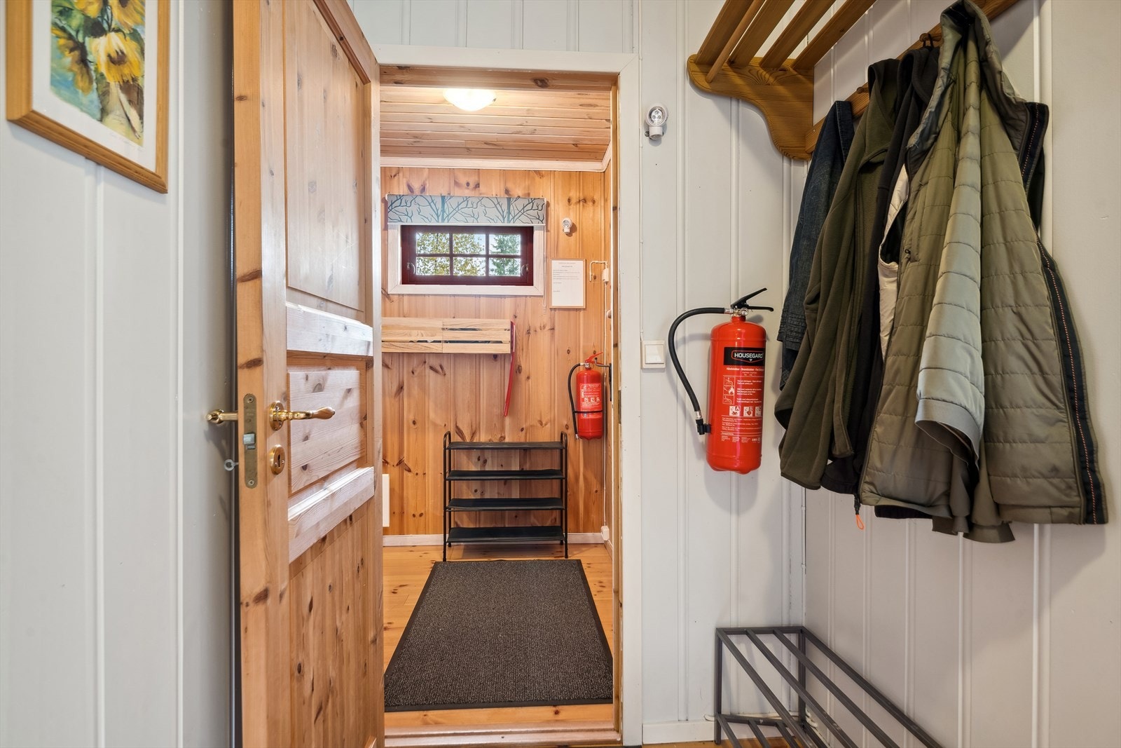 Det er også plass til oppbevaring videre inn i gangen. Galleribilde