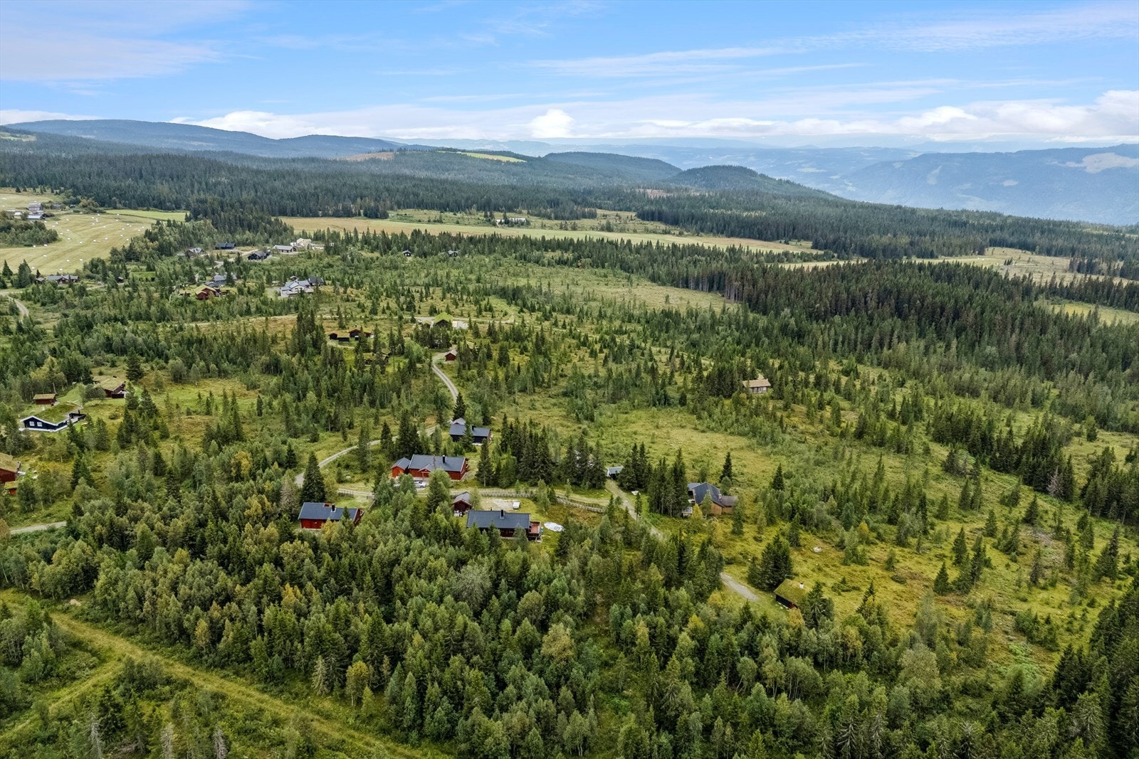 Skiløypene går like ved hytta og herfra har man mange gode turalternativer, både innover mot Trolløypa og Gopollen, sørover mot Våsjøen, Pellestova og Nordseter. Galleribilde