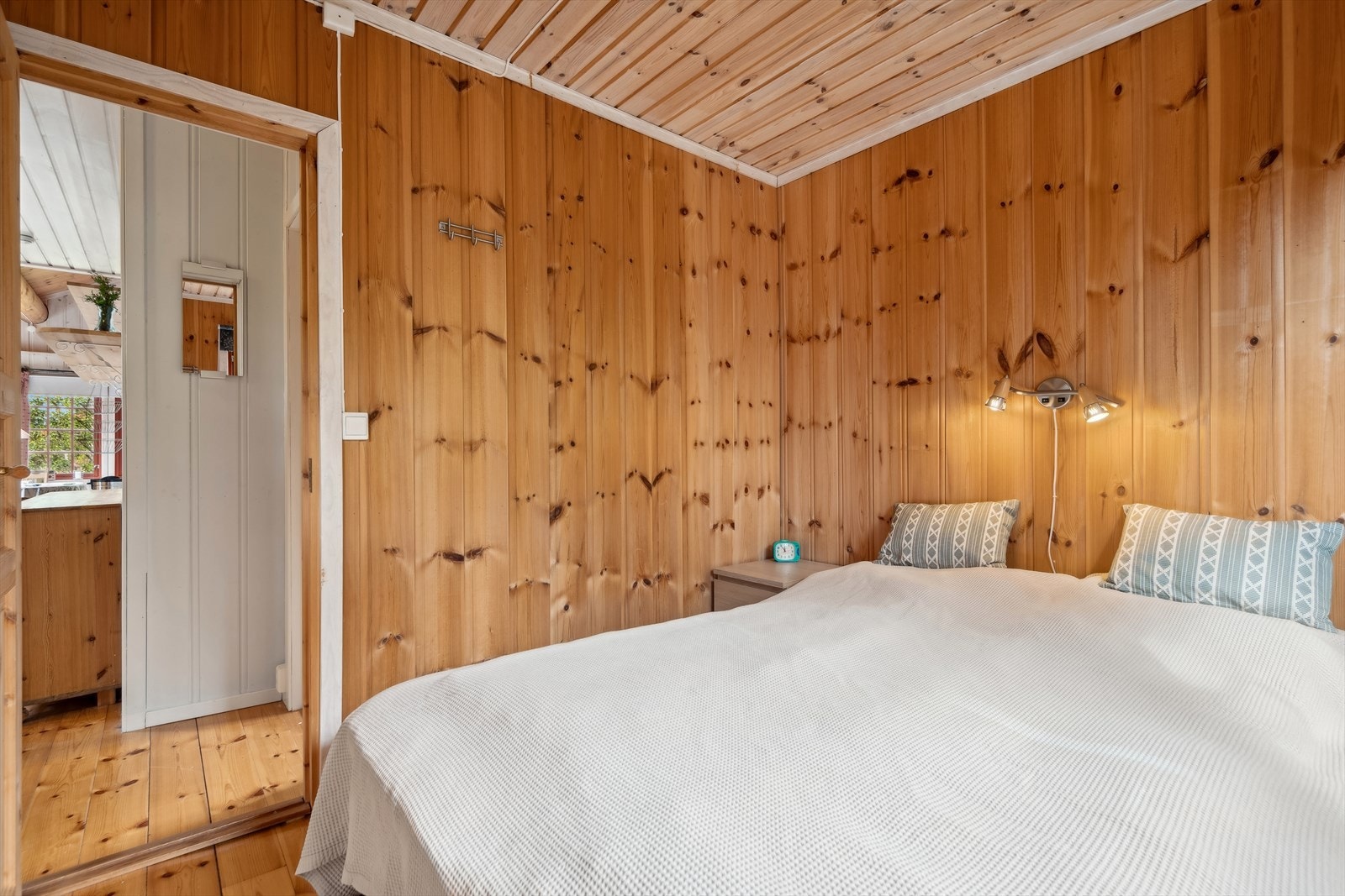 Planløsningen byr ellers på totalt to soverom, hvor begge har plass til kommode eller skap til oppbevaring. Galleribilde