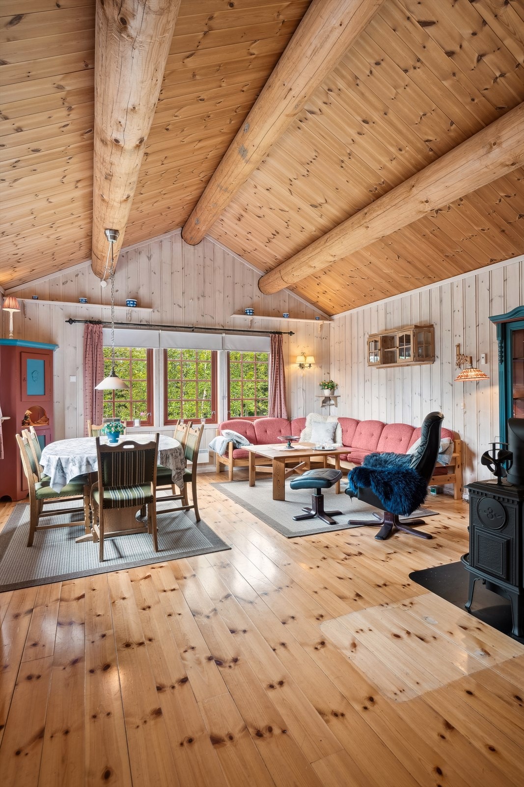 Her finner du lune og fine overflater med heltregulv og panel på vegger og tak. Galleribilde