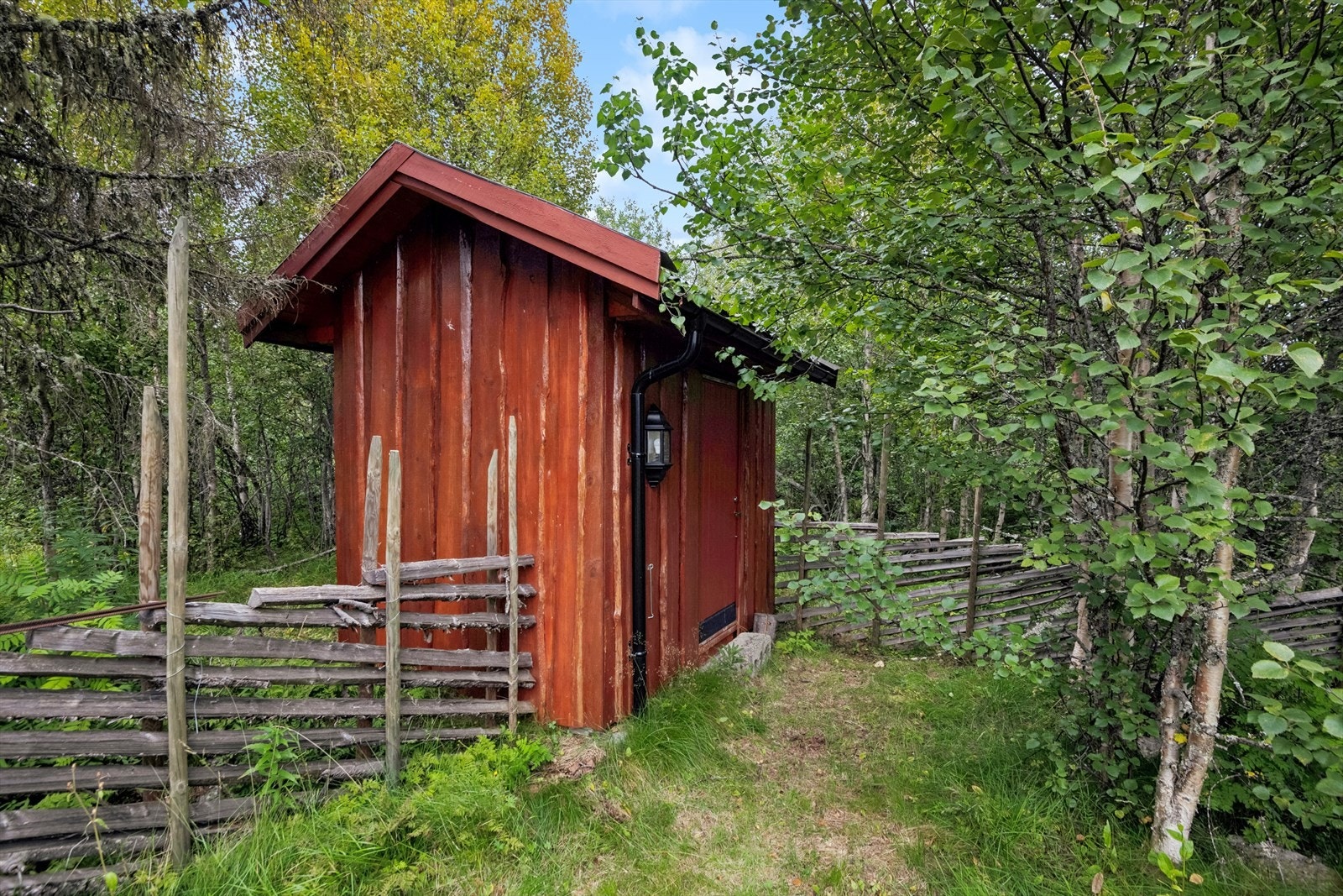 I tillegg har eiendommen en utvendig bod på 5 kvm med to bodrom. Galleribilde