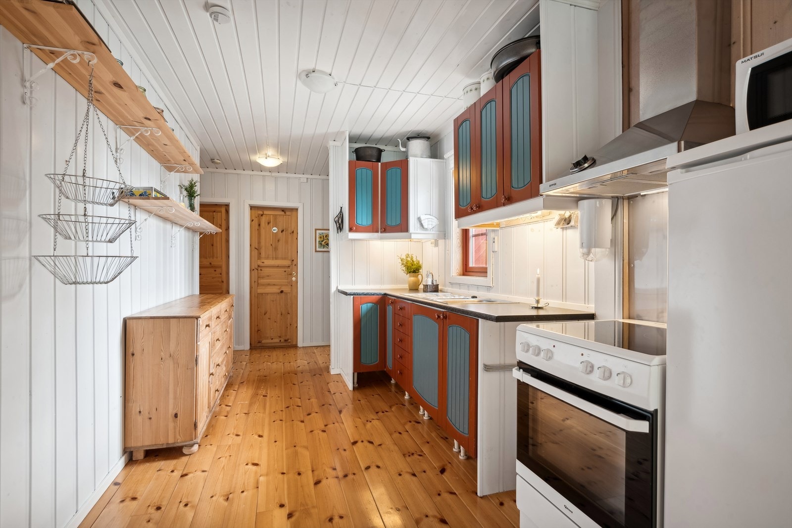 Kjøkkenet har også nisjer for frittstående hvitevarer som komfyr og oppvaskmaskin. Galleribilde