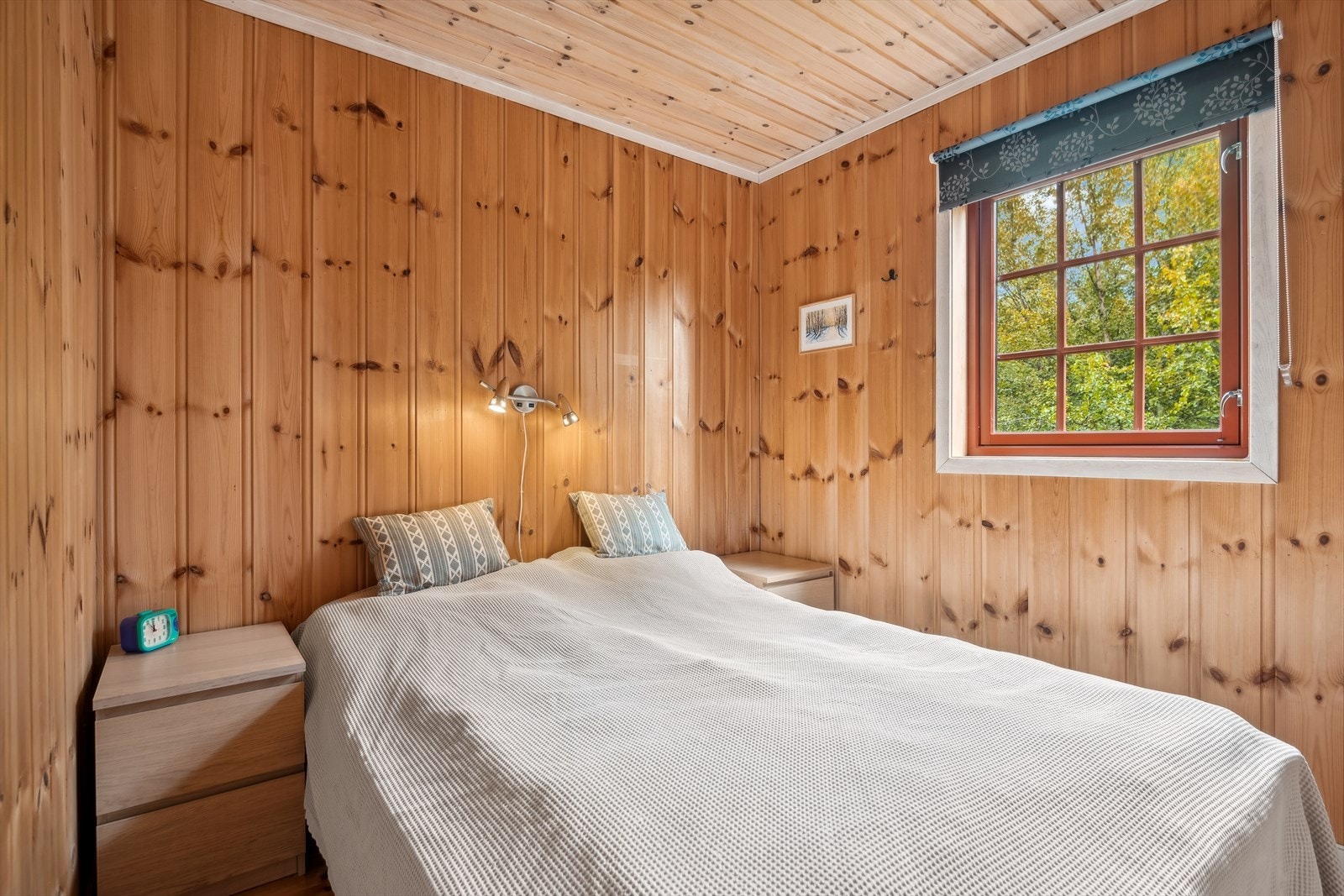 Romslig og lyst soverom. Galleribilde