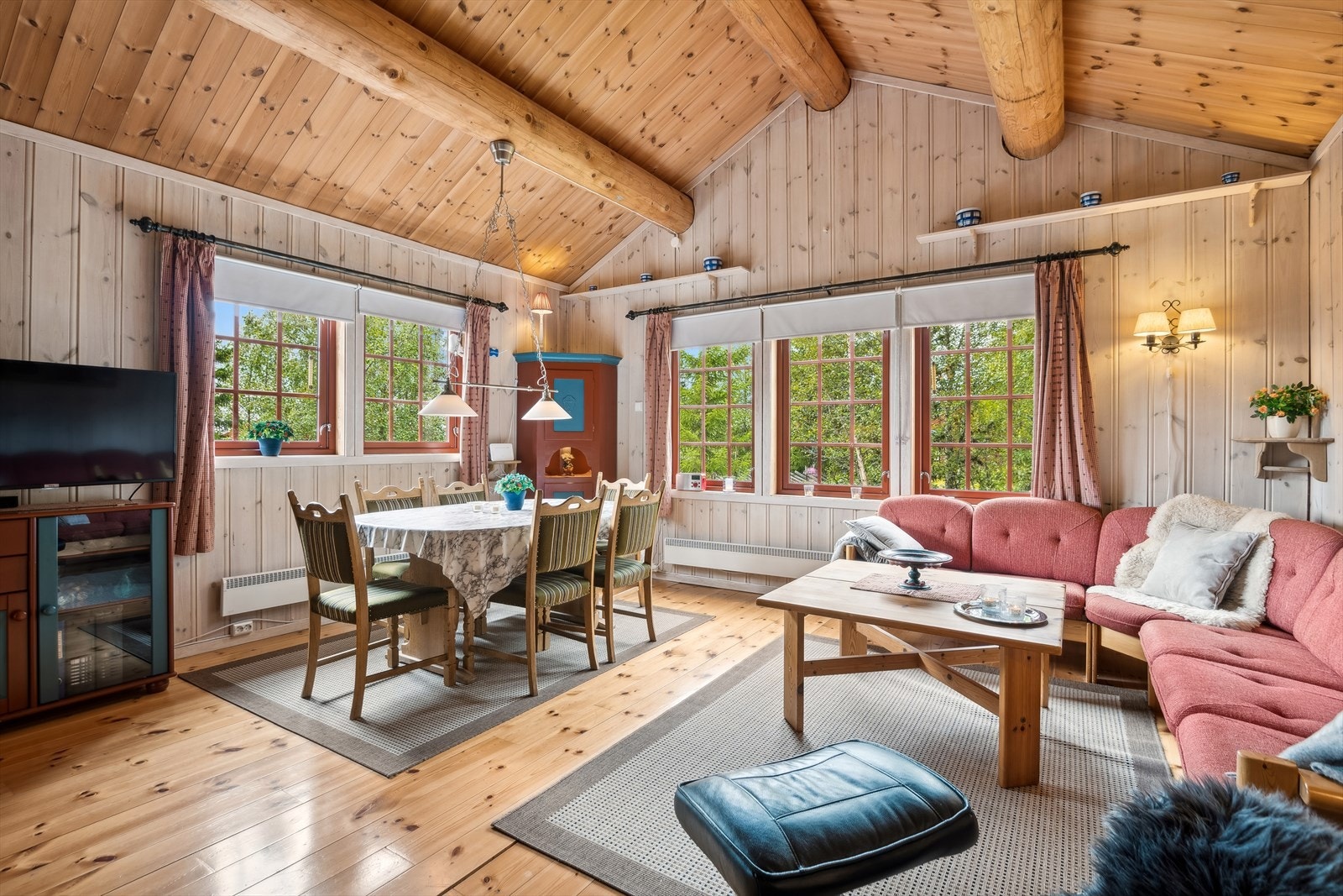 Fra entréen kommer du inn i en åpen stue- og kjøkkenløsning. God takhøyde og store vinduer skaper en hyggelig atmosfære. Galleribilde