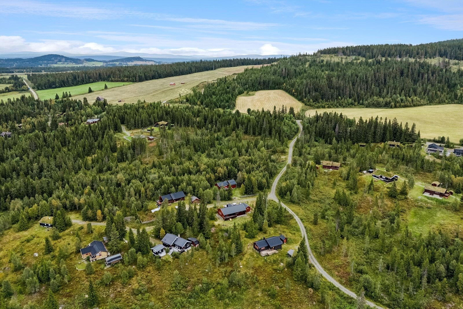 Hytta ligger i et nyere hyttefelt på Vesleseter, ca. 12 km nordøst for Tretten sentrum i Øyer kommune. Galleribilde