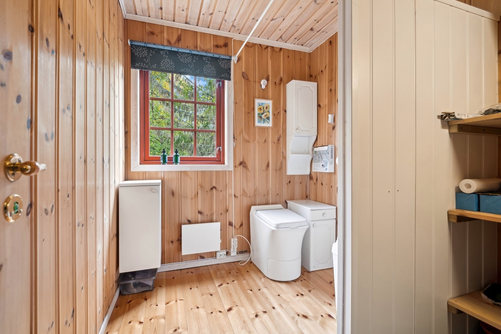 Ved siden av badet og gangen er det et praktisk toalettrom med Cinderella forbrenningstoalett. Galleribilde