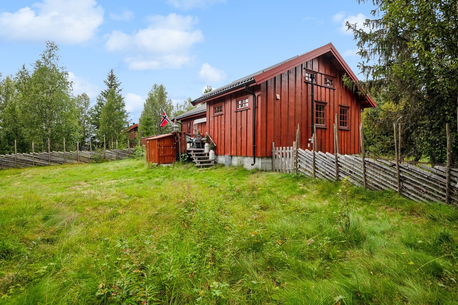 Tomten er relativt flat og består av noe naturtomt, men er hovedsakelig pent opparbeidet med plenareal. Galleribilde