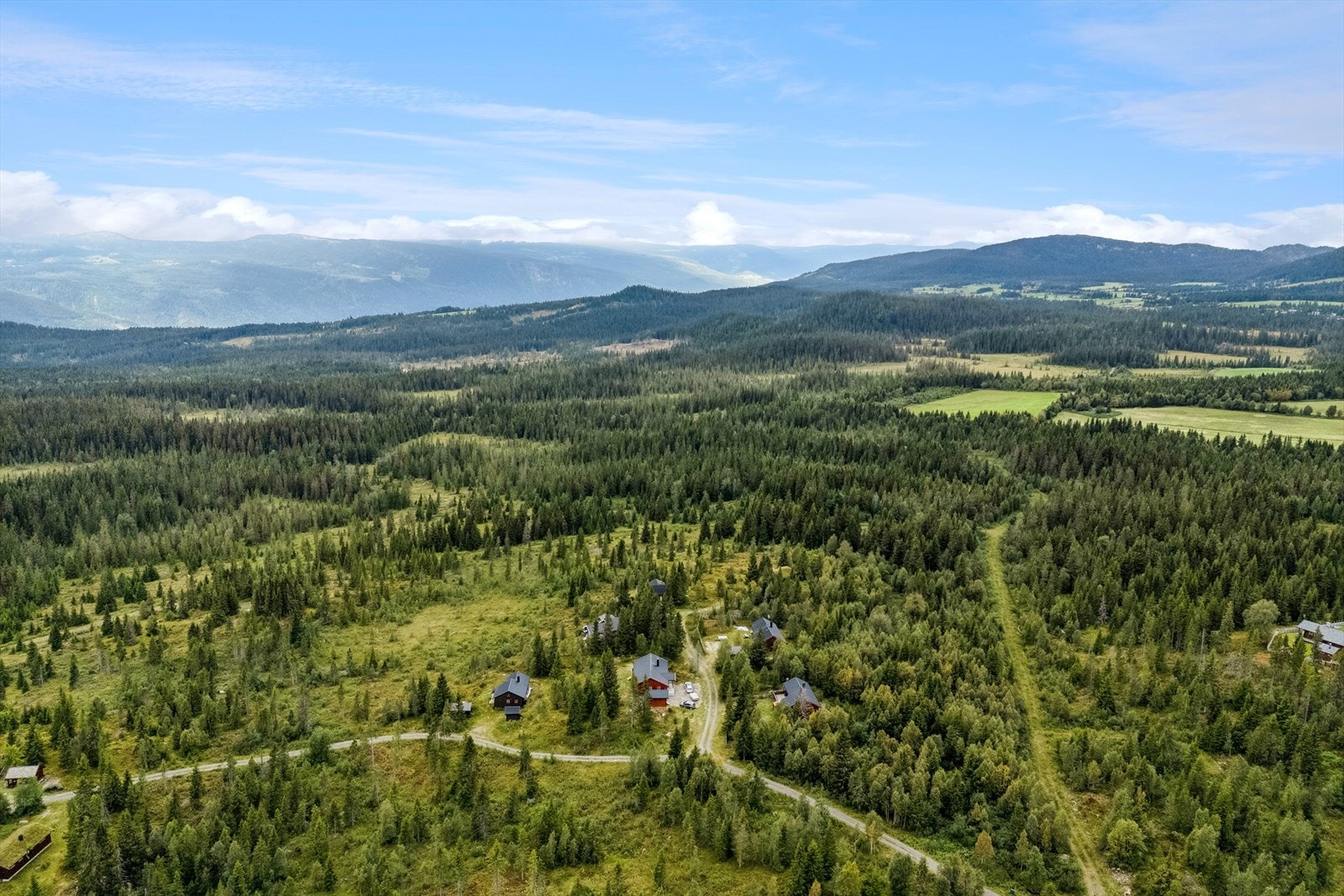 En snau times kjøring fra hytta finner du Hafjell Alpinsenter, Hafjell Golf og Lilleputthammer, noe som gir gode rekreasjonsmuligheter for stor og liten. Galleribilde