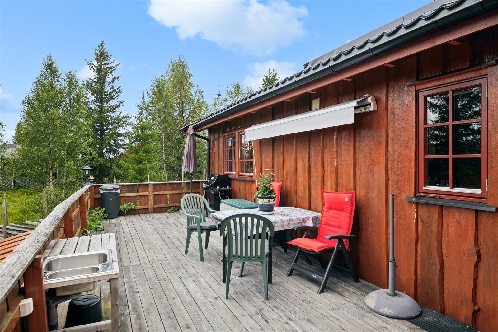 Terrassen er en flott forlengelse av stuen i sommerhalvåret. Galleribilde