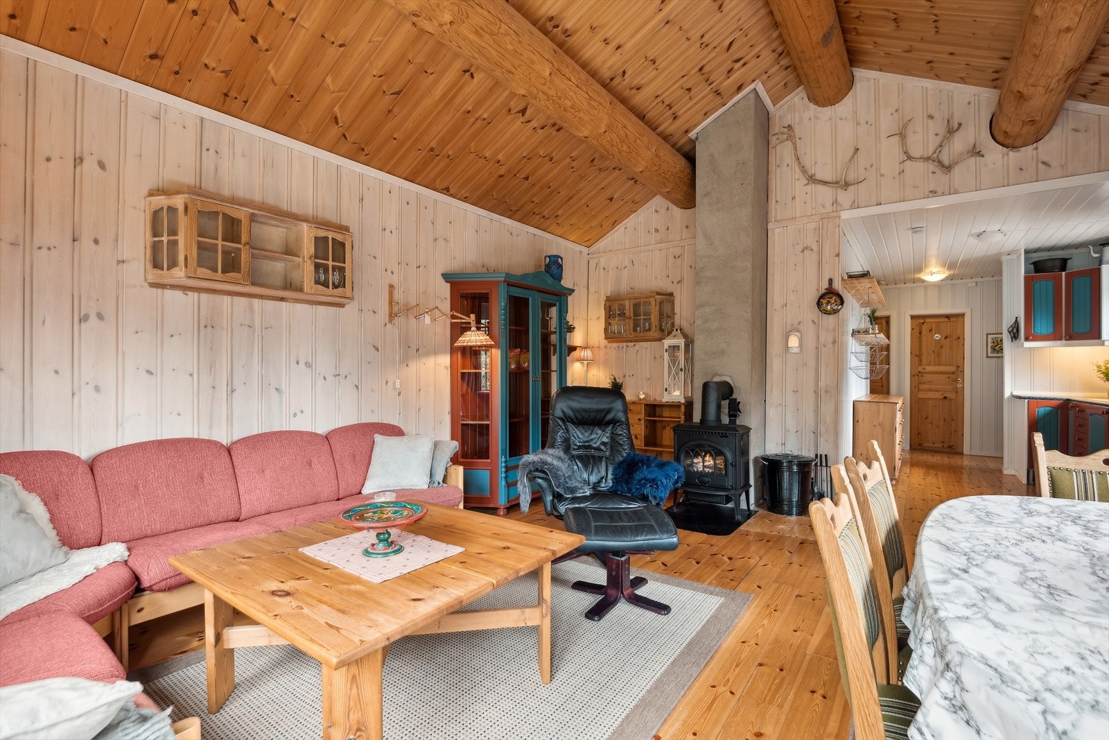 Stuen har en flott vedovn som gir god varme etter en lang dag ute i skiløypa. Galleribilde