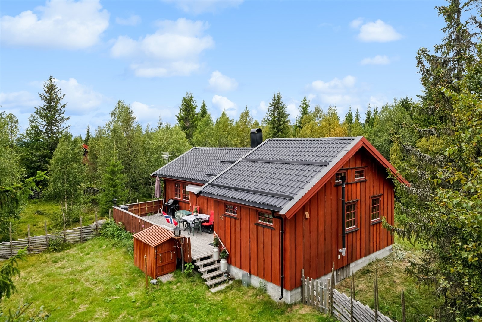 Eiendommen er pent reingjerdet med skigard. Galleribilde