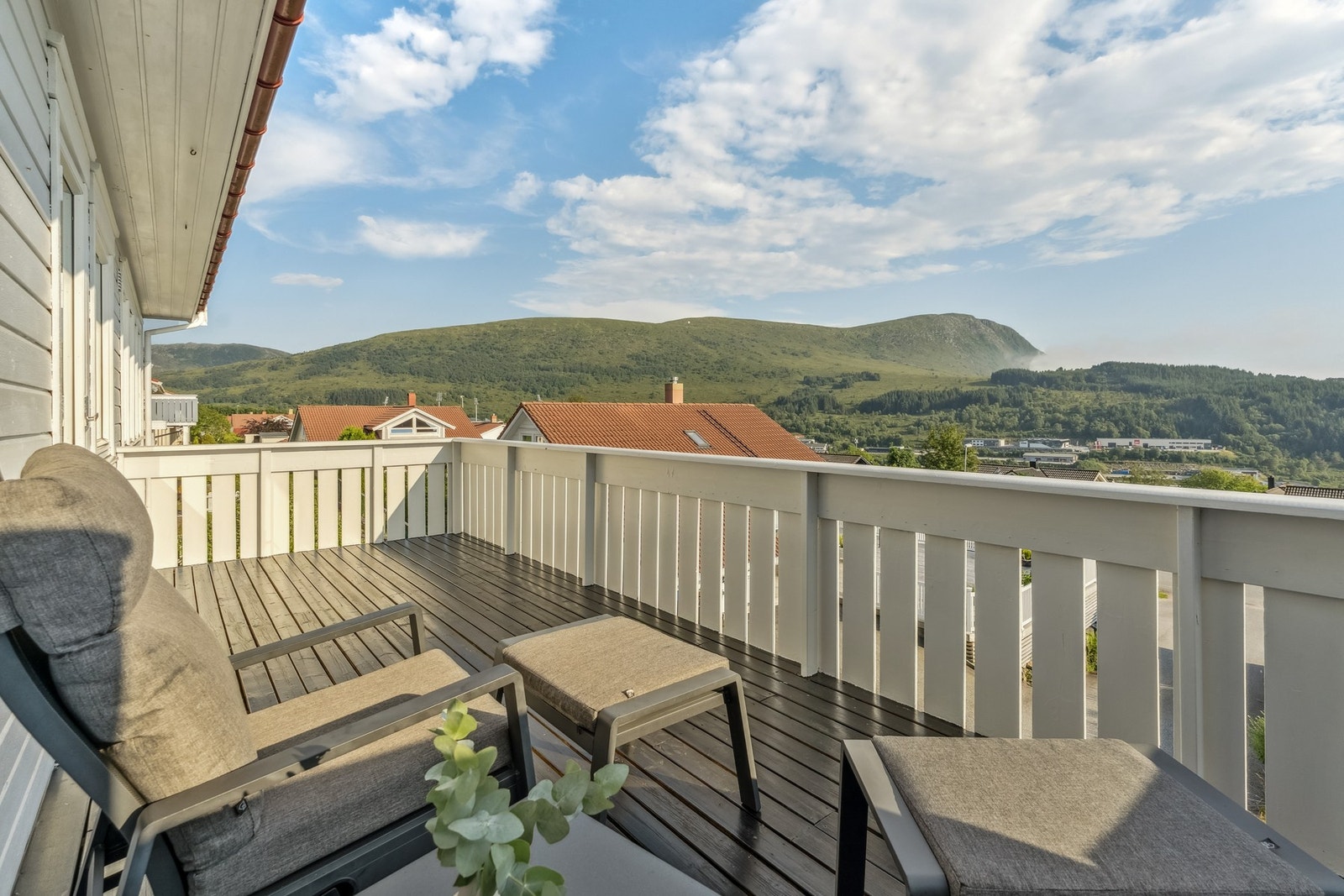 Her kan du også nyte soloppgangen over Hasundhornet. Galleribilde