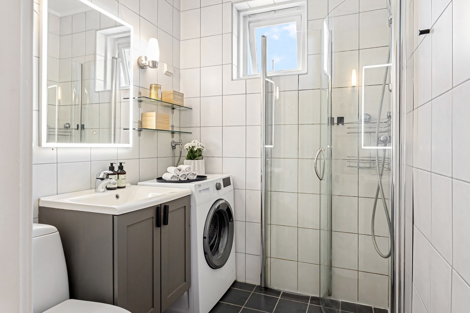 Lys, helfliset bad med varme i gulv Galleribilde