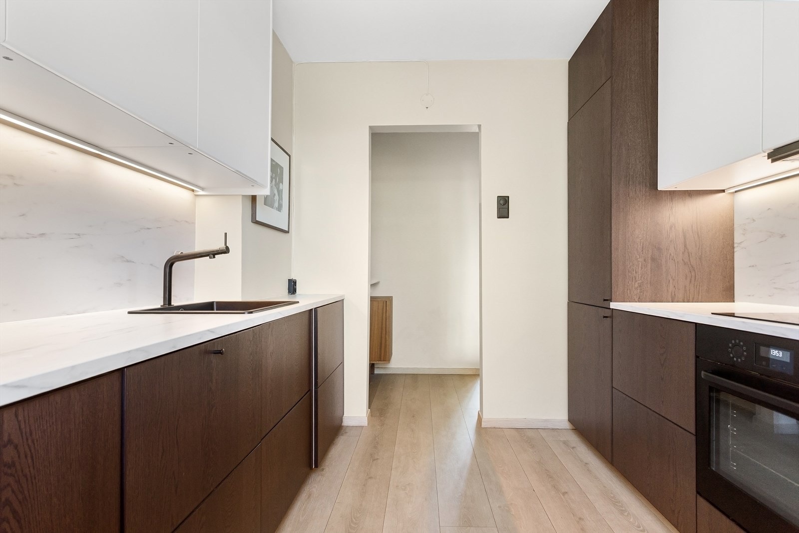 På kjøkkenet er det god skap- og benkeplass som gjør matlagingen til en drøm Galleribilde