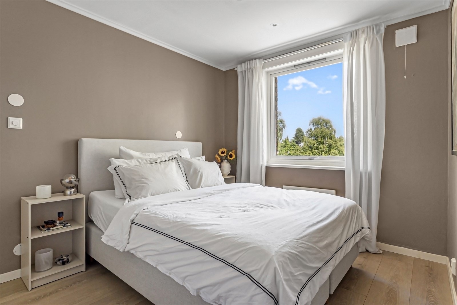 Hovedsoverommet er av god størrelse med god plass til dobbeltseng, garderobeskap og øvrige møblement Galleribilde