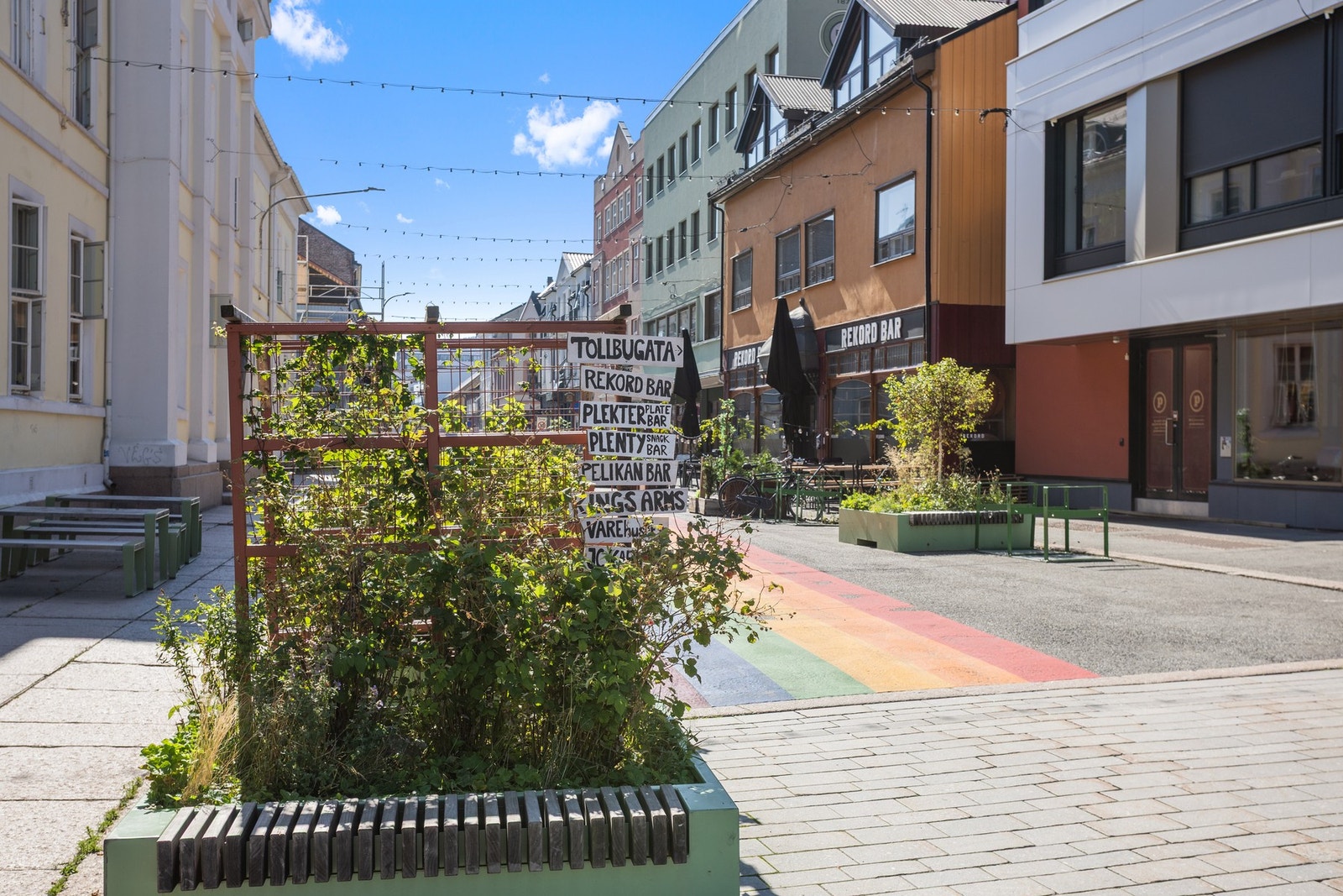 Dagligvarehandelen kan gjøres på bl.a. Joker, Extra eller Kiwi, som alle ligger i umiddelbar nærhet. Ønsker du ytterligere servicetilbud har Strømsø senter og Strømsø torg et godt utvalg. Galleribilde