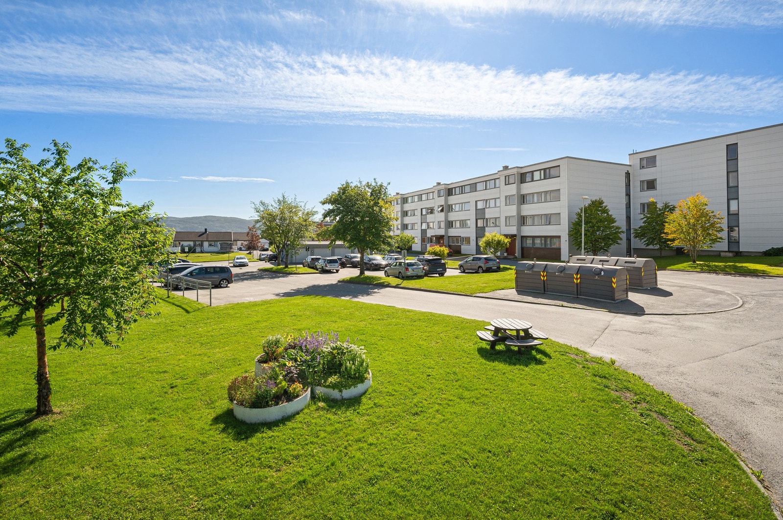 Parkering på felles biloppstillingsplass i borettslaget. Mulighet for elbillader og garasjeplass. Galleribilde