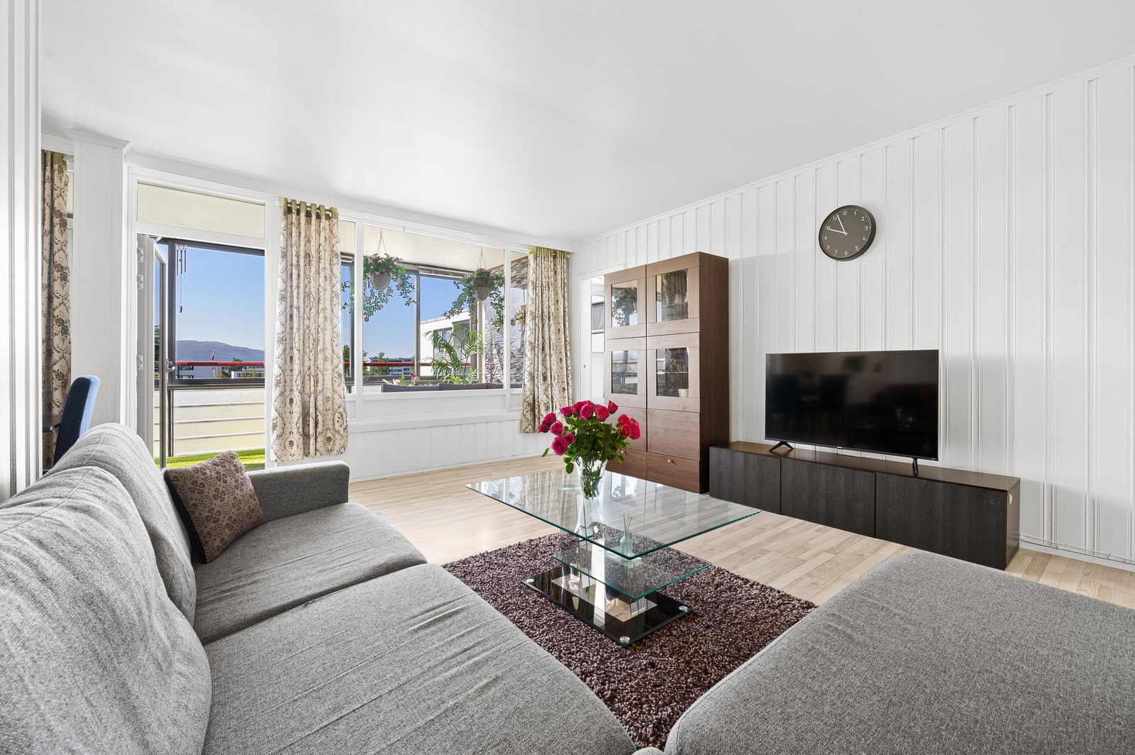 Delvis åpen stue/kjøkken løsning på til sammen 34m² med ypperlige møbleringsmuligheter. Galleribilde