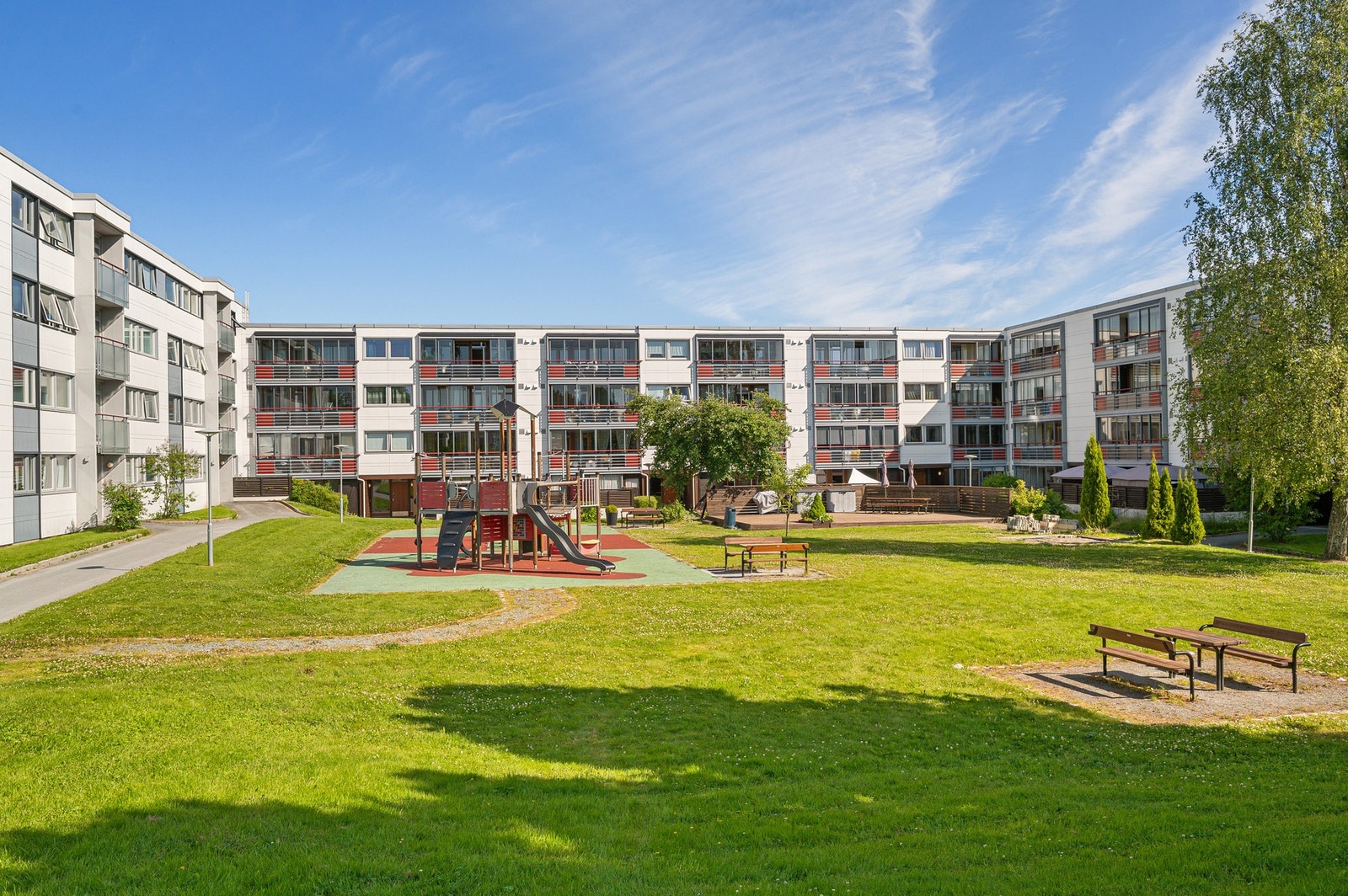 Felles lekeplass i tunet og hyggelig platting - perfekt for sosiale sammenkomster med venner og familie. Galleribilde