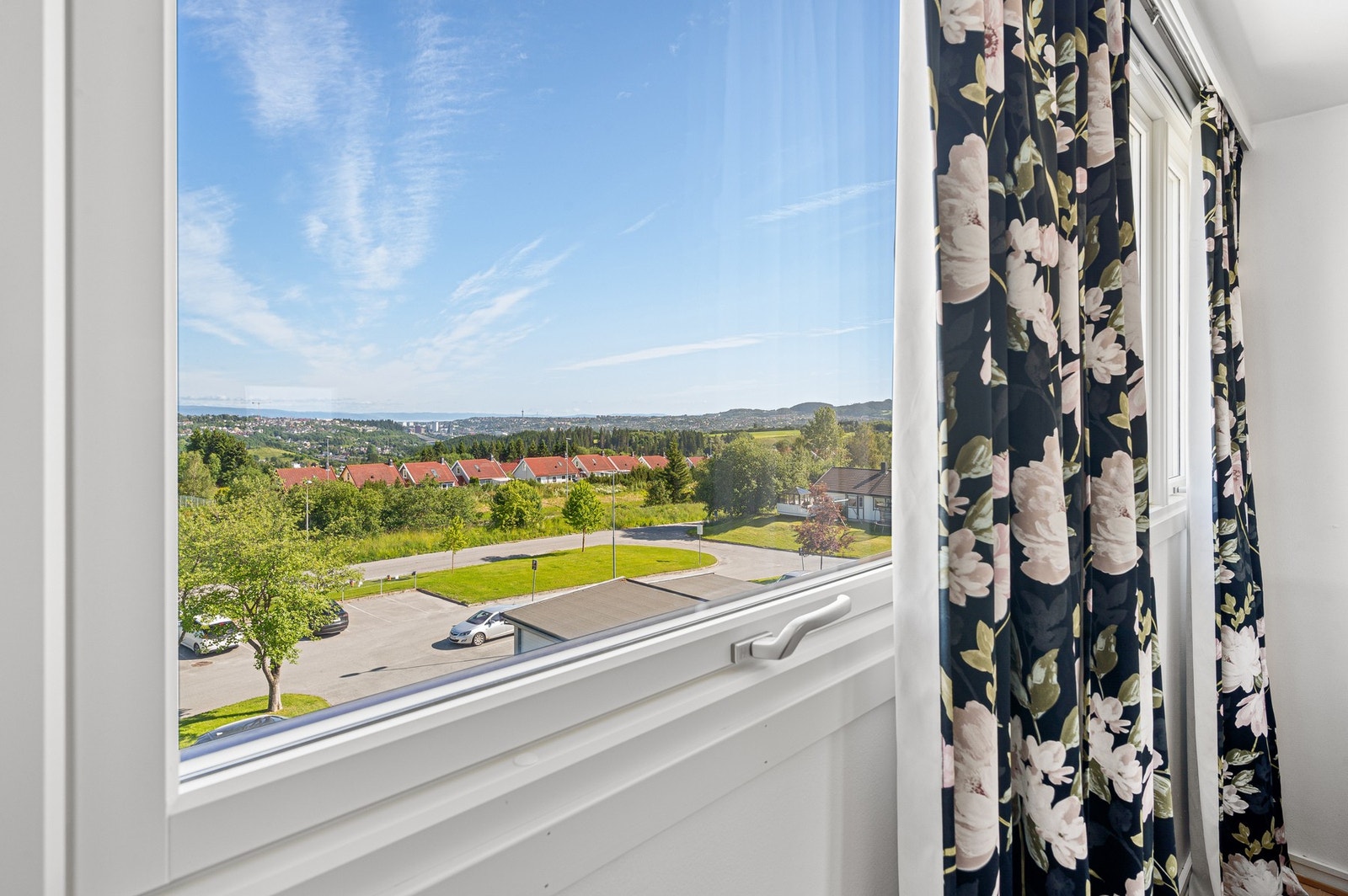 Flott utsikt ut fra soveromsvinduet. Galleribilde