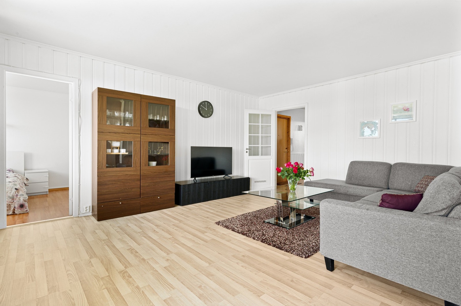 Boligen har store vindusflater som slipper inn rikelig med naturlig lys, noe som bidrar til en behagelig atmosfære. Galleribilde