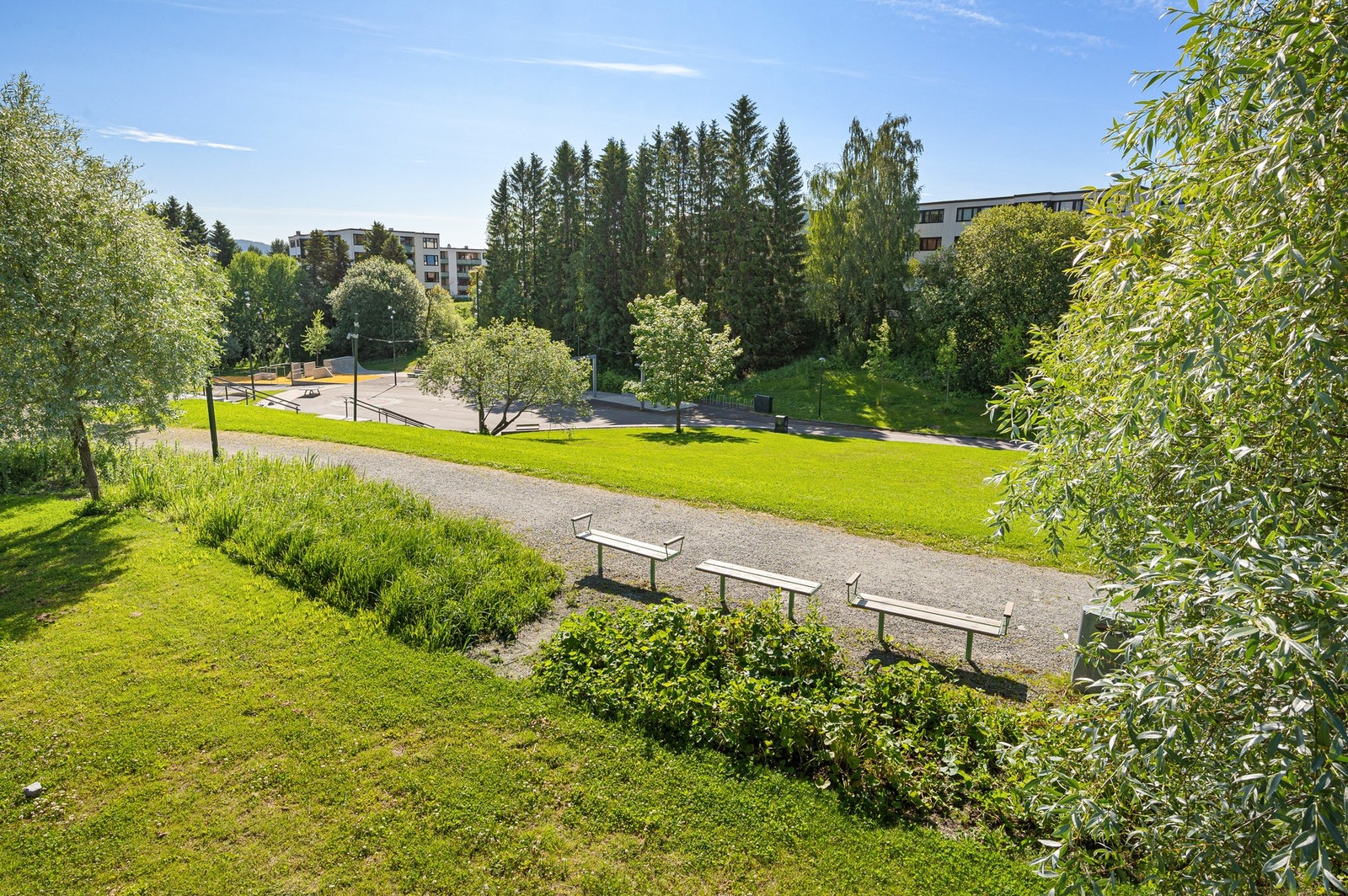 ... store grøntarealer og sitteplasser ... Galleribilde