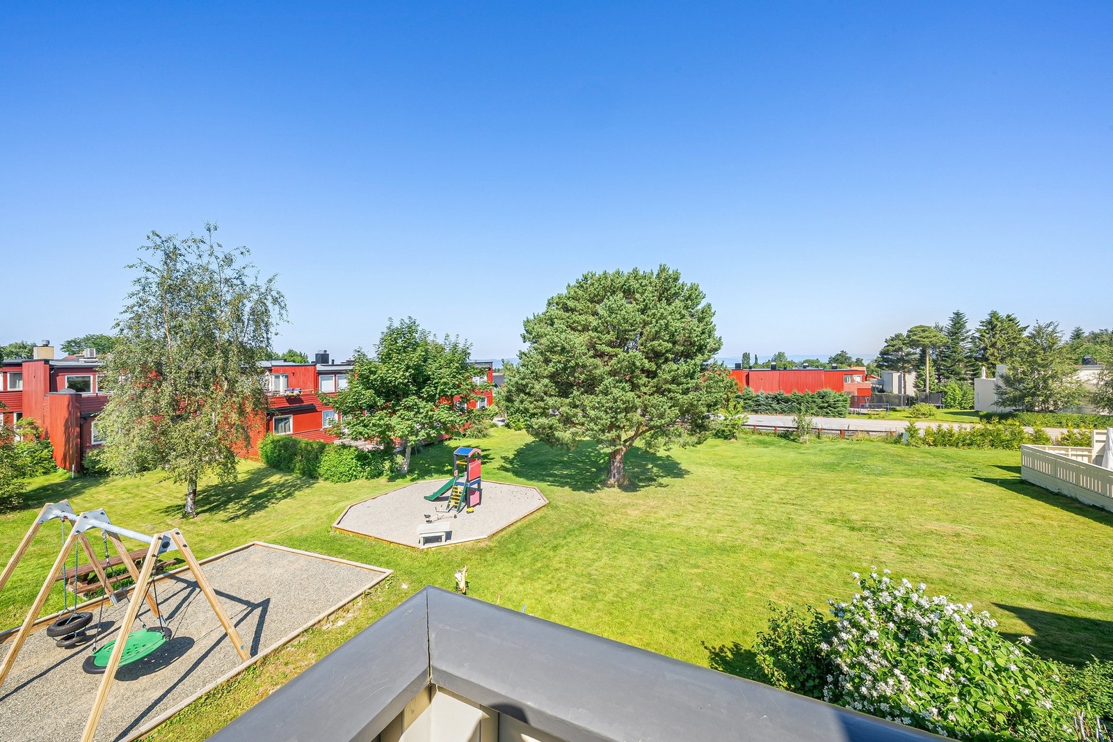 Fra balkongen har man en flott utsikt over det velstelte uteområdet. Galleribilde