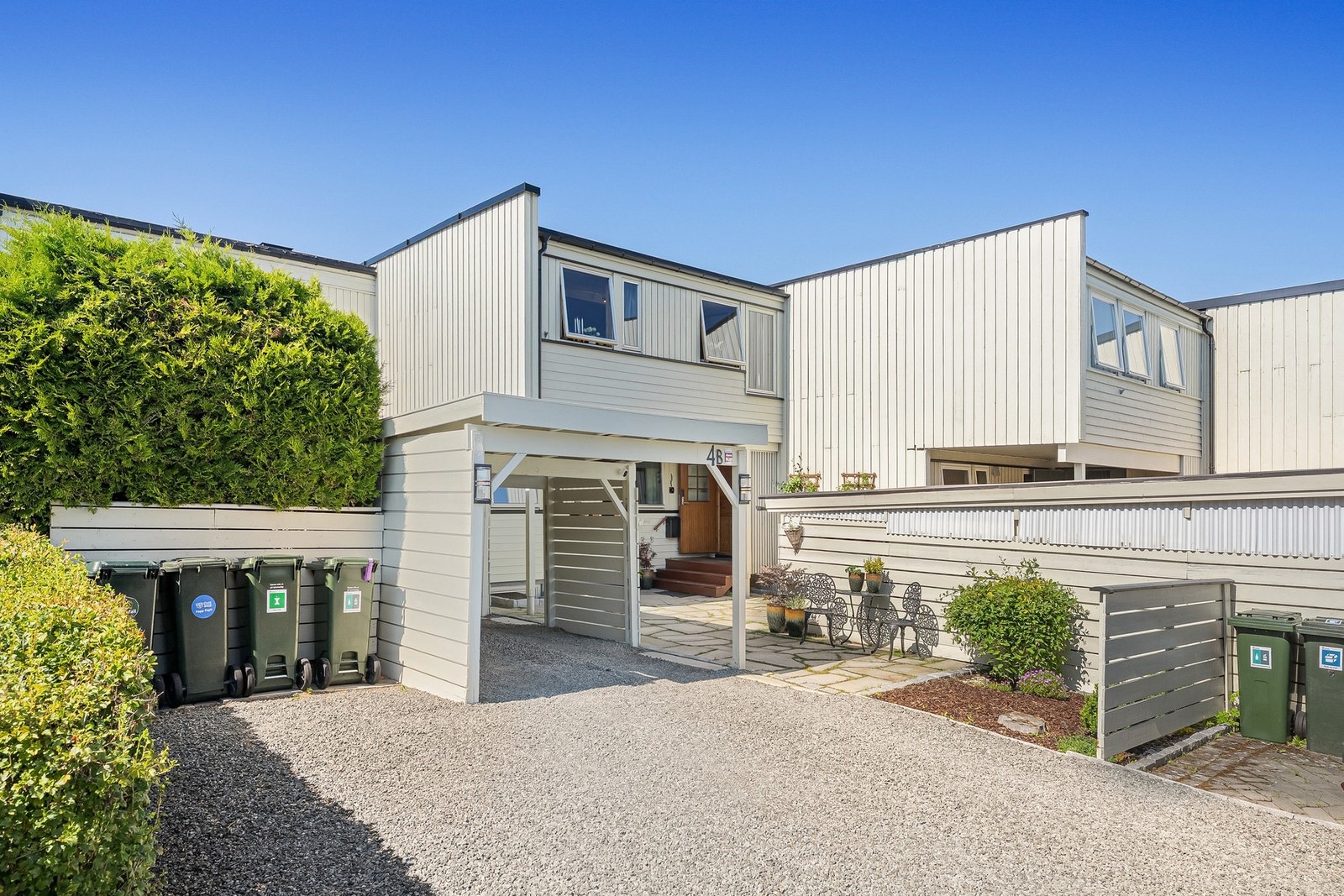 Parkering i carport og egen oppstillingsplass. Galleribilde
