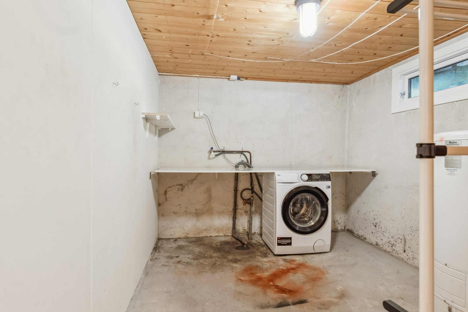 Vaskekjeller med opplegg for vaskemaskin og plassering av en 200-liters varmtvannstank Galleribilde