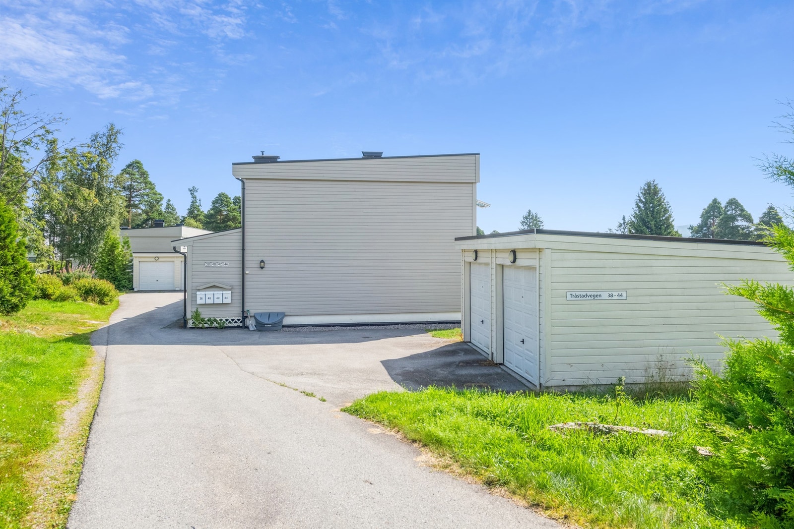 Boligen disponerer en garasjeplass på 23 m² i fellesgarasje med skillevegg Galleribilde