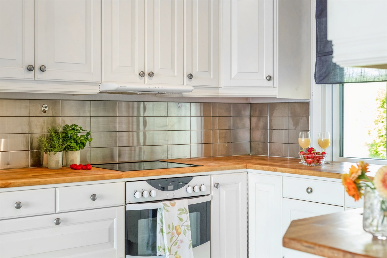 Mellom benk og overskap er det montert rustfrie metallfliser Galleribilde