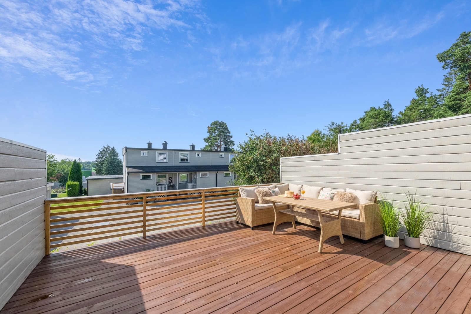 Solrik og romslig terrasse med gode møbleringsmuligheter Galleribilde