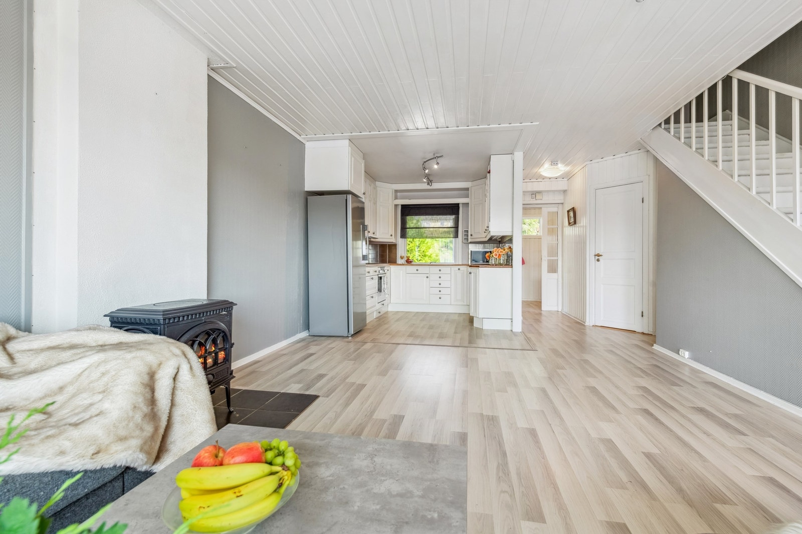 En åpen og sosial sone, hvor veggen mellom stue og kjøkken ble åpnet i 2024 Galleribilde