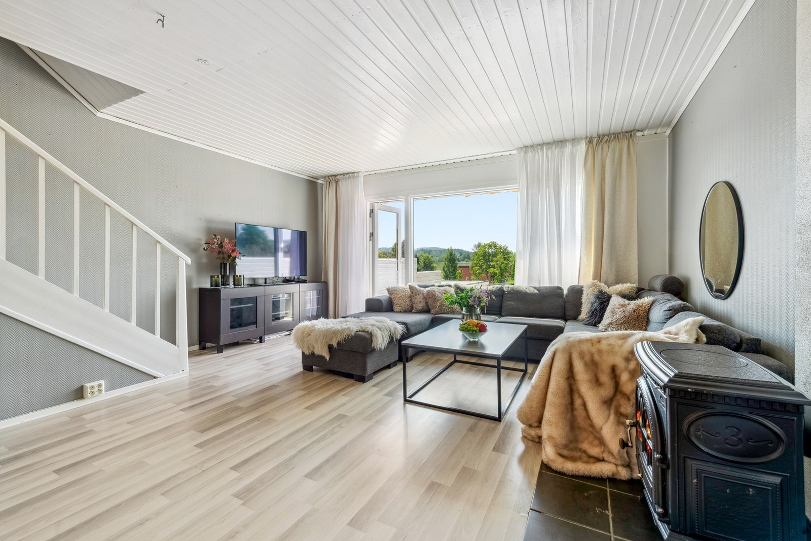 Lys og trivelig stue med utgang til terrasse. Terrassedør er flyttet til venstre slik at stua blir enklere å møblere Galleribilde