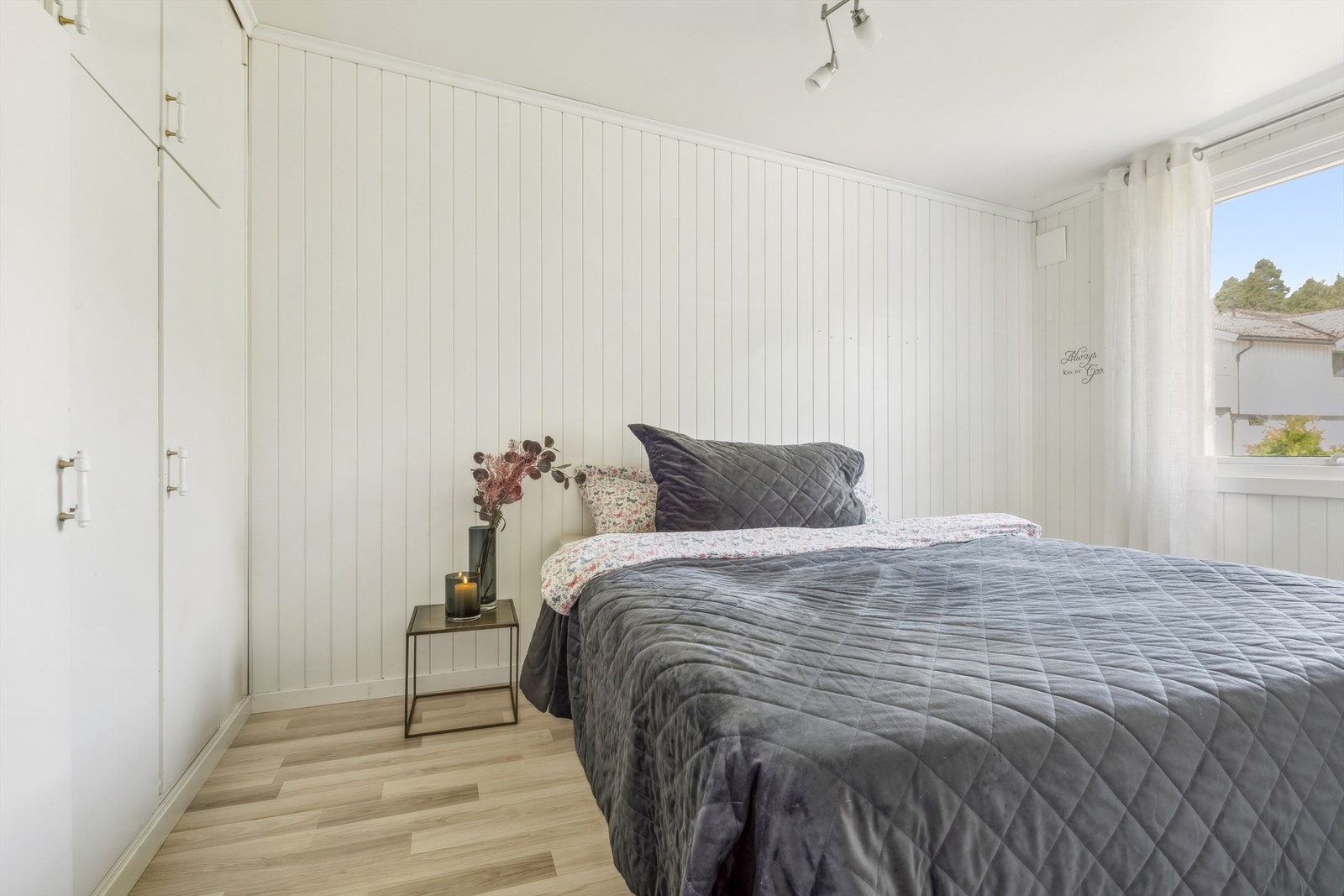 Hovedsoverommet har garderobeskap og plass til dobbeltseng Galleribilde