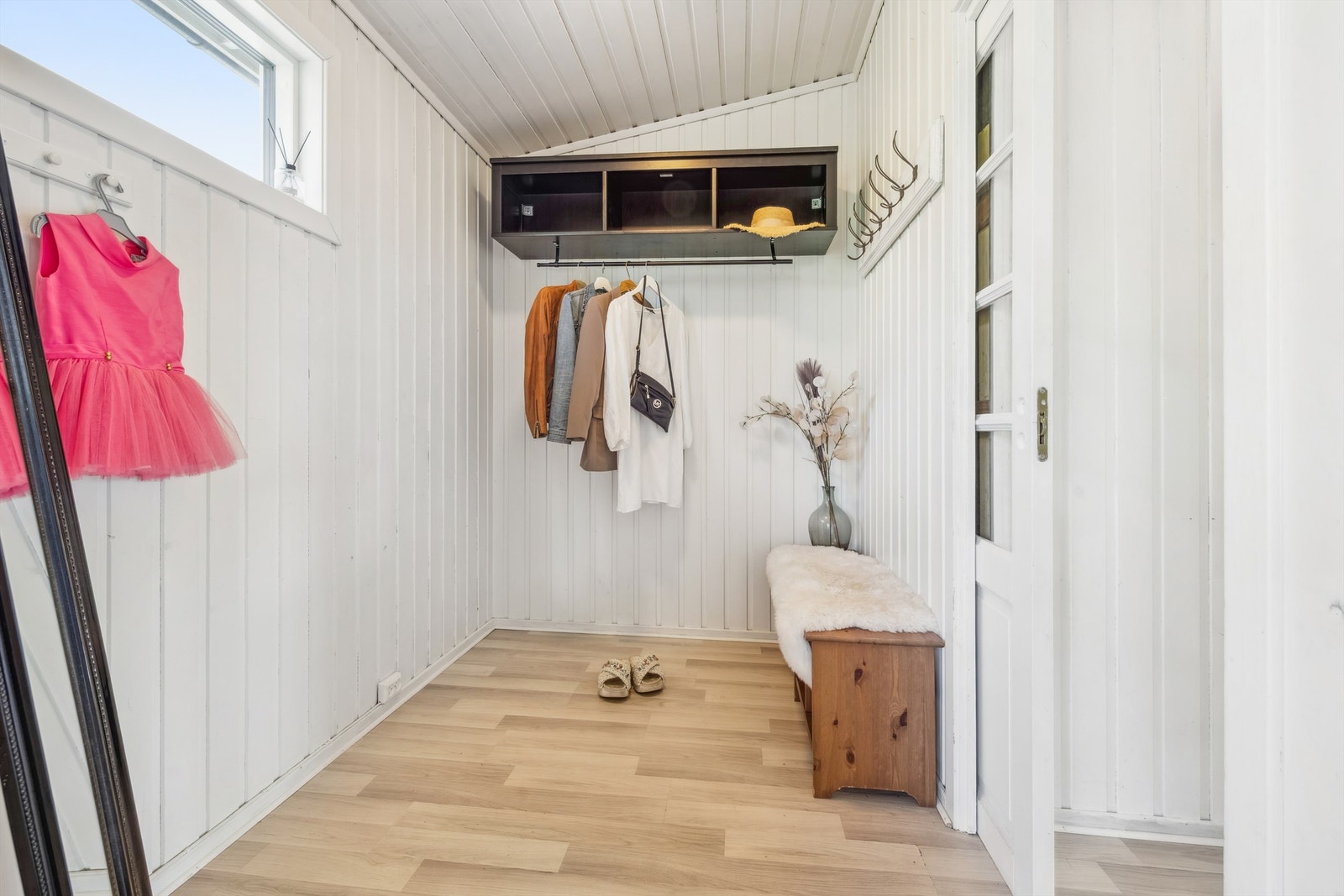 Entréen gir plass til oppbevaring av yttertøy og sko Galleribilde