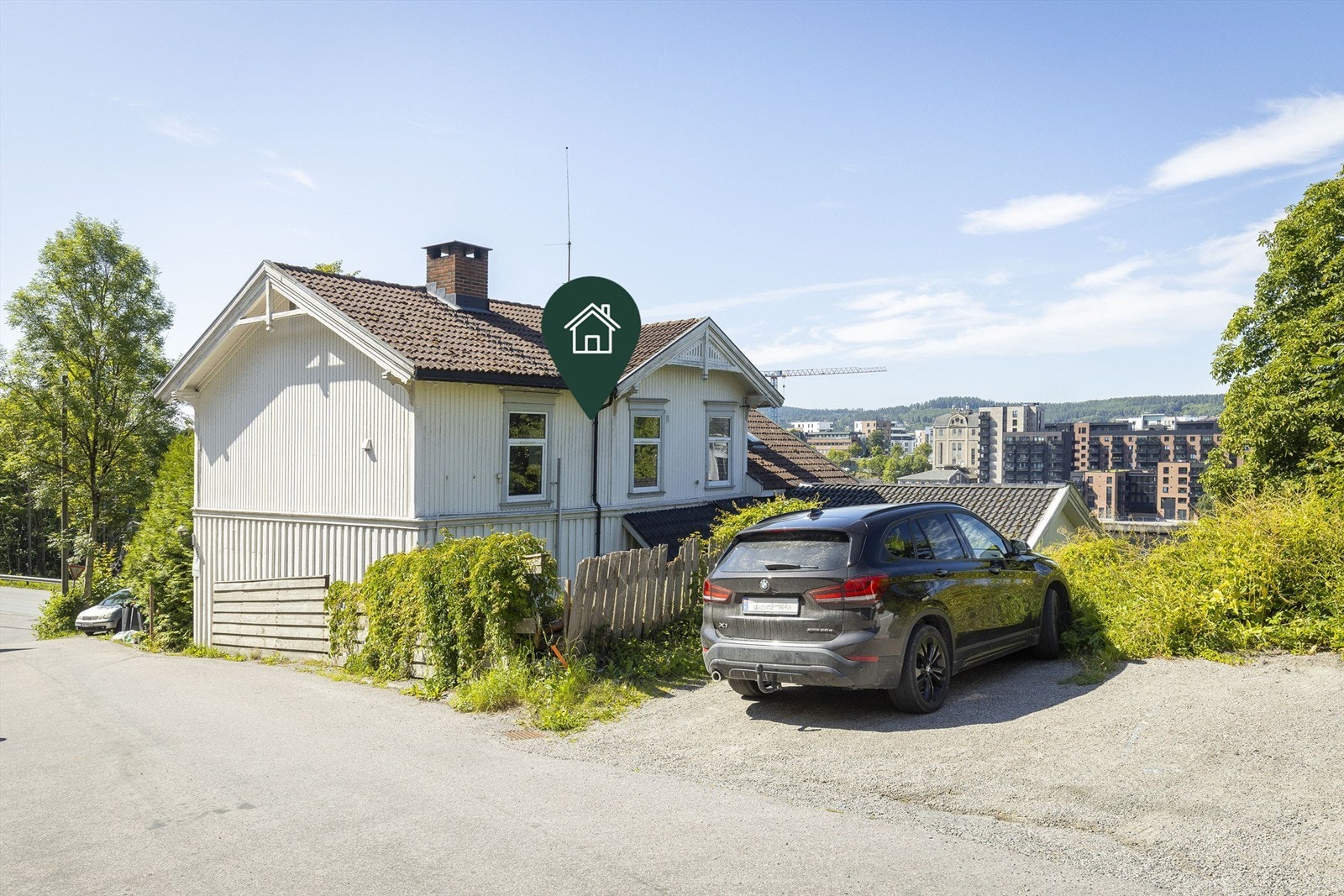 Leiligheten ligger meget sentralt med gangavstand til sentrum. Deler 1 parkeringsplass med en annen leilighet. Galleribilde