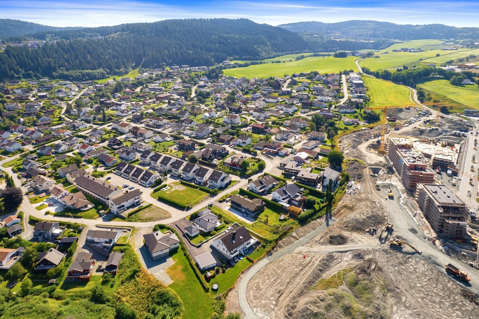 Området er rolig med lite gjennomgangstrafikk, perfekt for en barnefamilie. Galleribilde