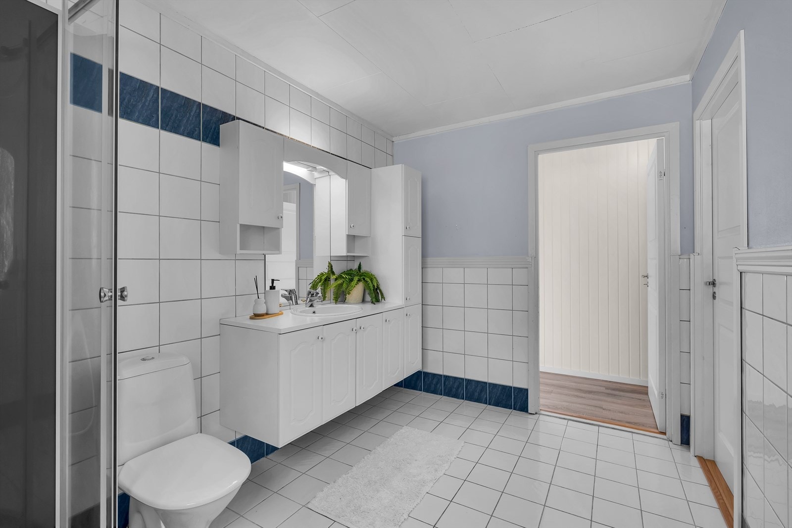 Romslig baderom i 1. etasje. Tilknyttet hovedsoverom med mulighet for direkte tilgang. Galleribilde