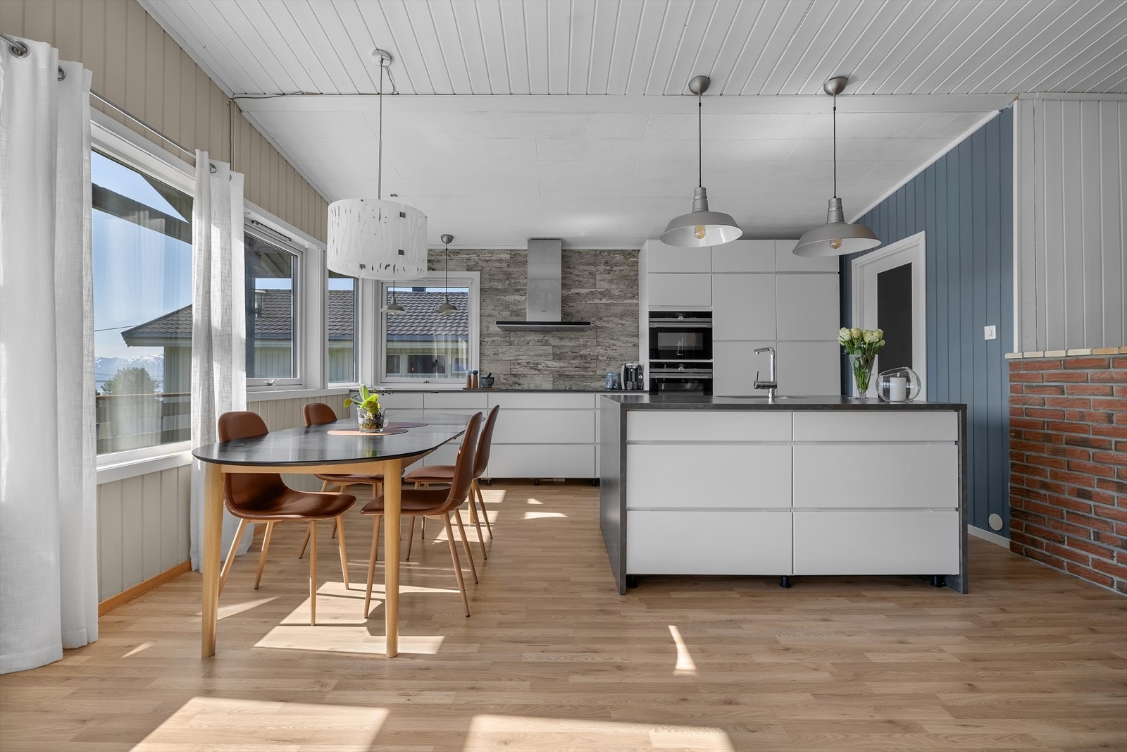 Kjøkken i åpen løsning med integrerte hvitevarer. Galleribilde