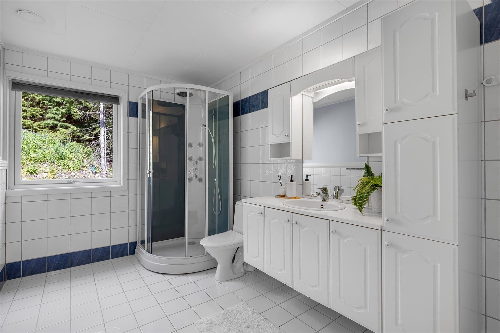 Dusjkabinett, flislagt gulv og vegger og romslige innredninger. Galleribilde