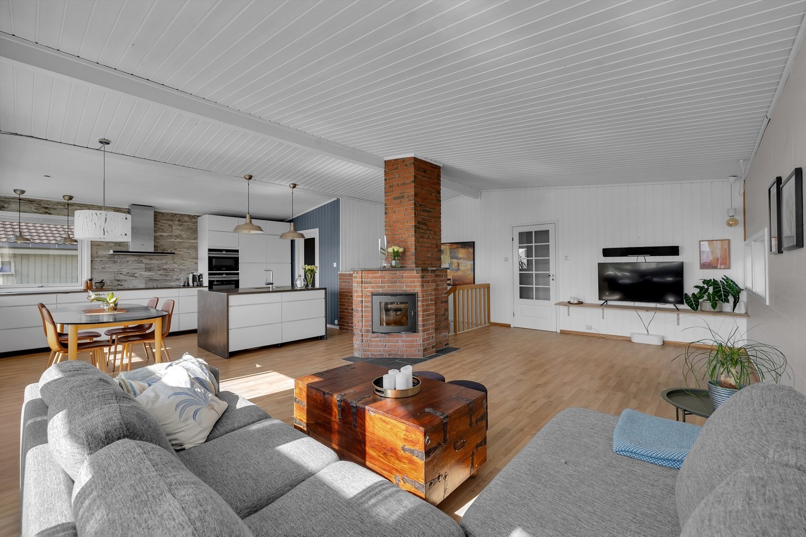 Stue og kjøkken er romslig med god takhøyde.
' Galleribilde