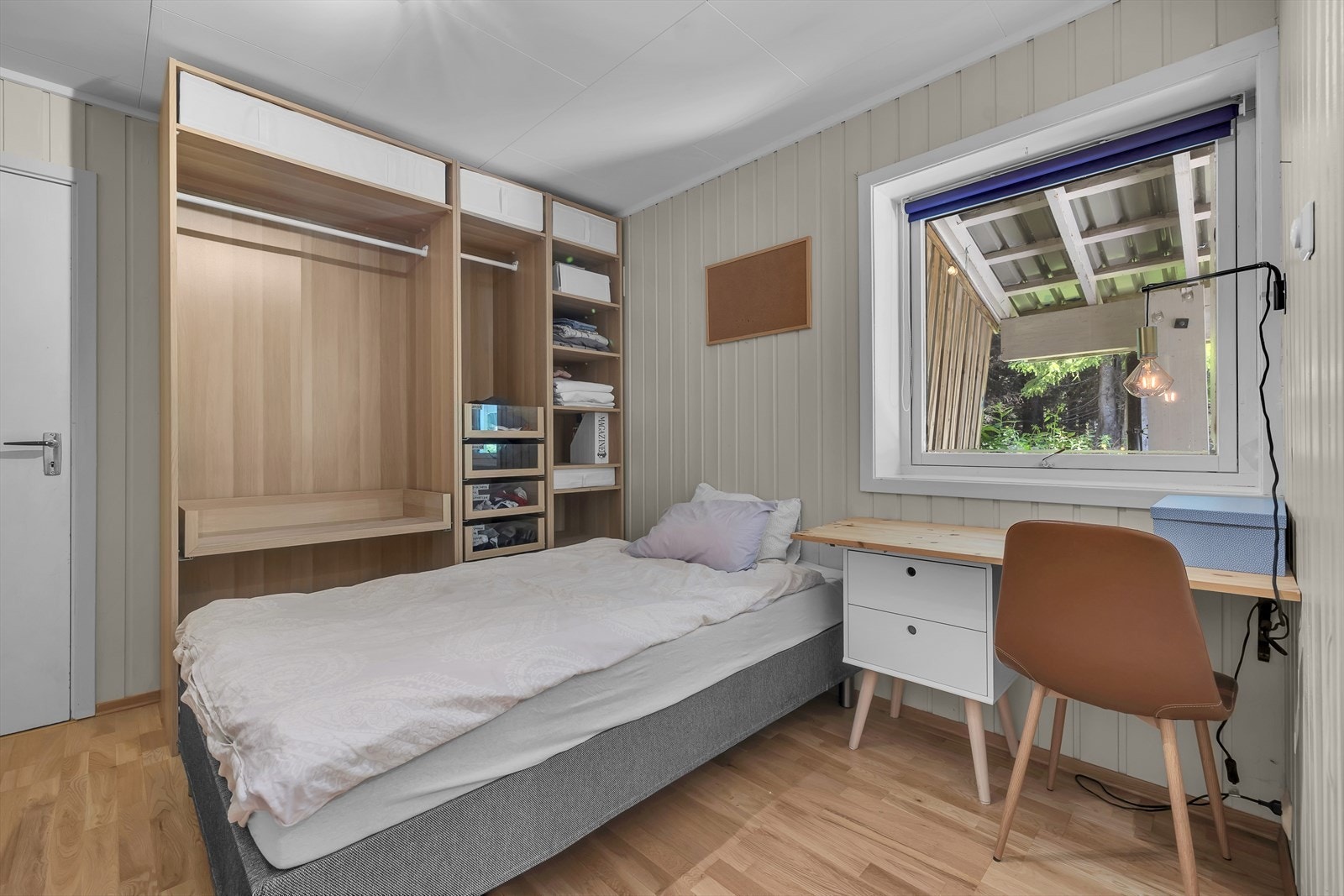 Soverom i u. etasje. Soverom har tilgang til eget toalett. Galleribilde