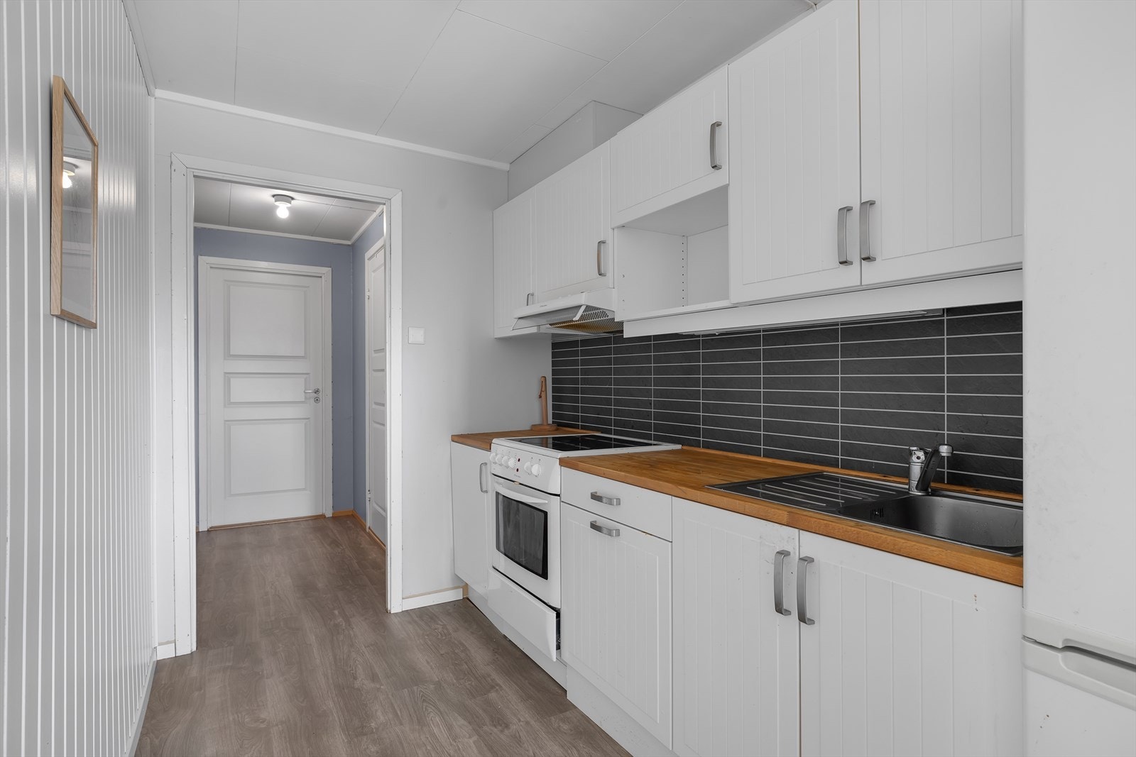 Lys og trivelig innredet. Praktisk kjøkkenløsning. Galleribilde