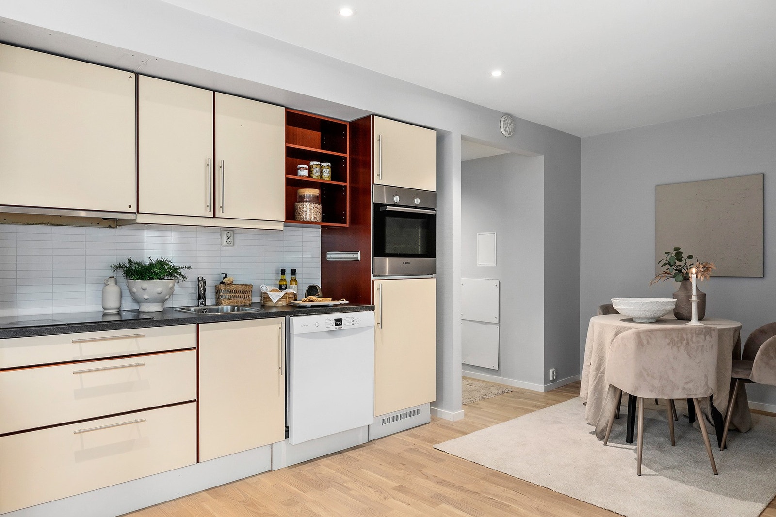 Den åpne planløsningen gir rom for en trivelig spisegruppe i tilknytning til kjøkkenet. Galleribilde